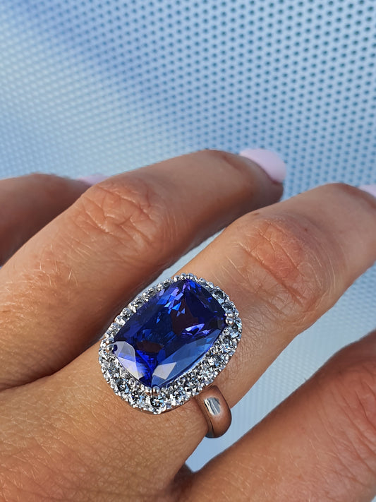 Tanzanite & Diamond Ring