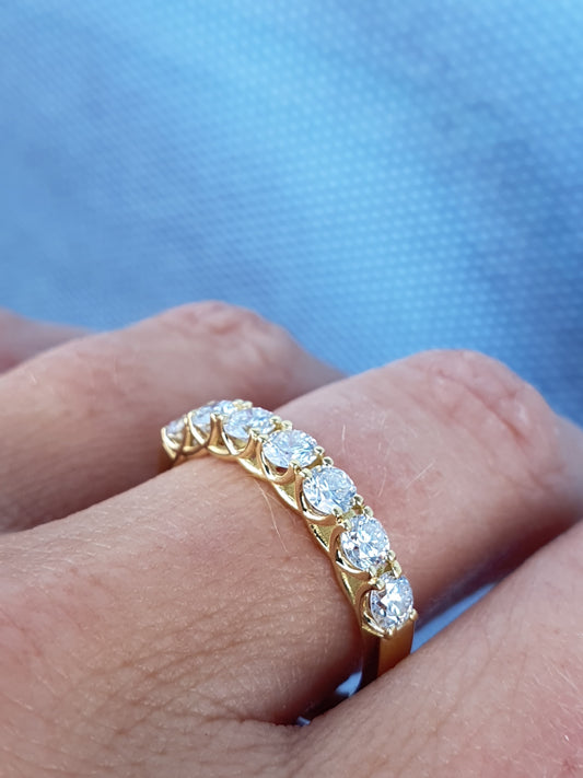 Round Scalloped Claw Set Band